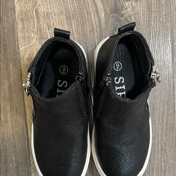 Stylish Black Kids Shoes with Zipper - Picture 4 of 5